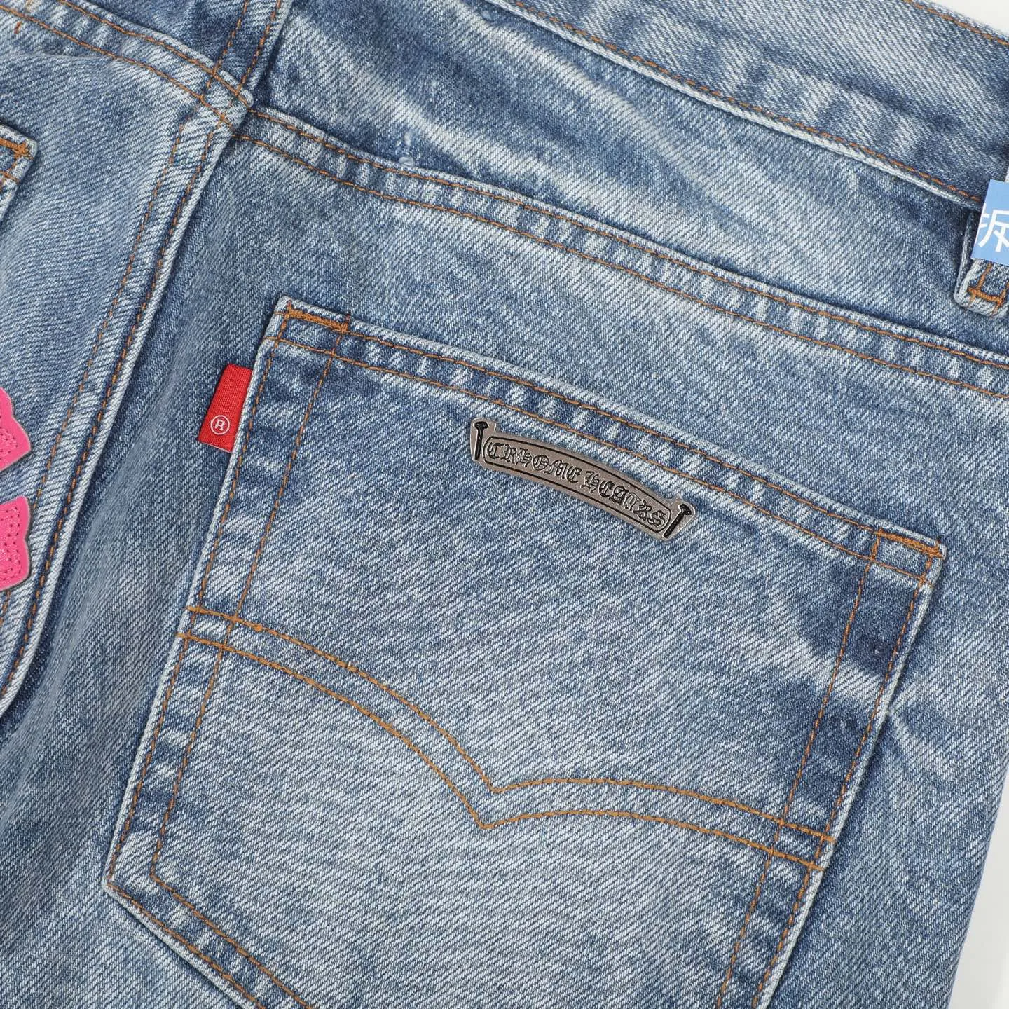 P260 Chrome Hearts 25FW CH Blue Pants Pink Leather Cross Bamboo Jeans. It adopts patchwork elements, mostly in the shape of a cross, and has glitter on the leather surface. Unique design, simple and elegant details, exquisite workmanship, the entire trousers are neatly routed, and the details are in place! It’s also so cool that both men and women can easily control it. It’s a gender-neutral trendy up version. Color: blue pants and pink leather Size: 28 30 32 34 36